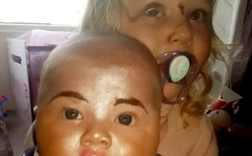 Trogodišnjakinja našminkala brata: Željela da beba izgleda kao mama